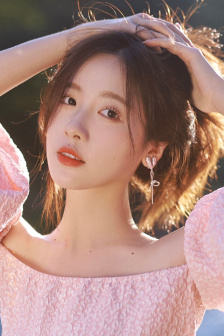 小美女光着全身子洗澡